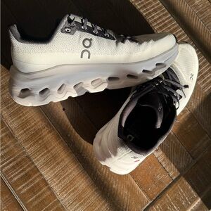On Running White/black and Gray Sneakers